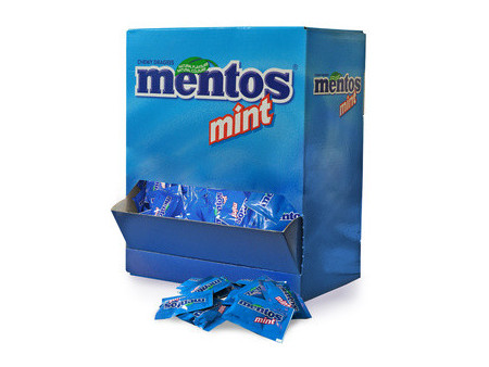 Mentos Bonbon Mints Duo, dans un présentoir de carton